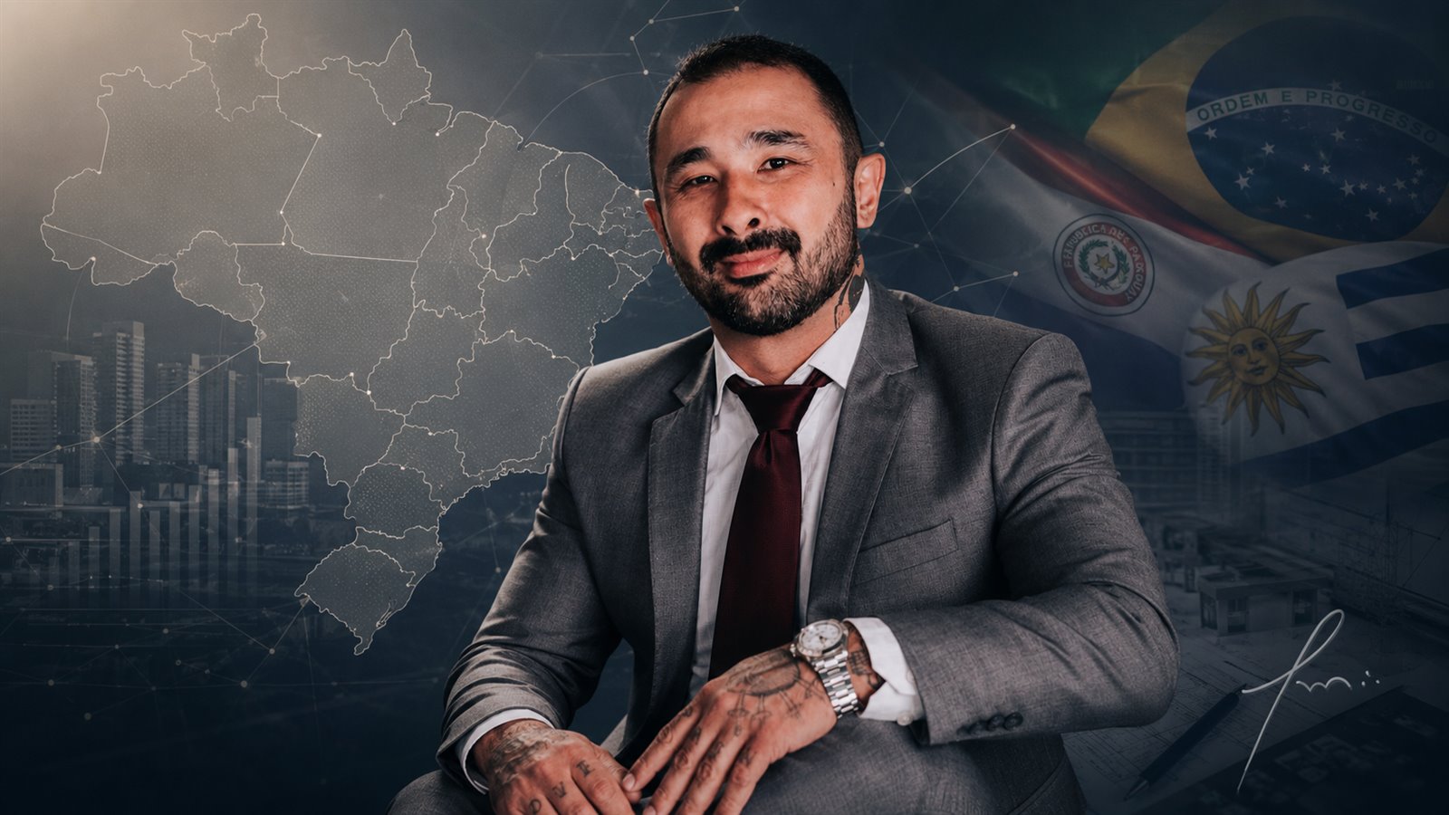 Totti Maikuma em composição institucional com mapa do Brasil, bandeiras do Brasil, Paraguai e Uruguai e assinatura visual da marca
